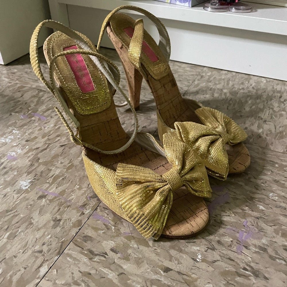 Gold bow bamboo heels